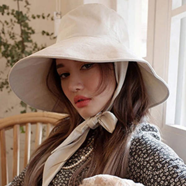 Topi fisherman dengan aksen tali ikat